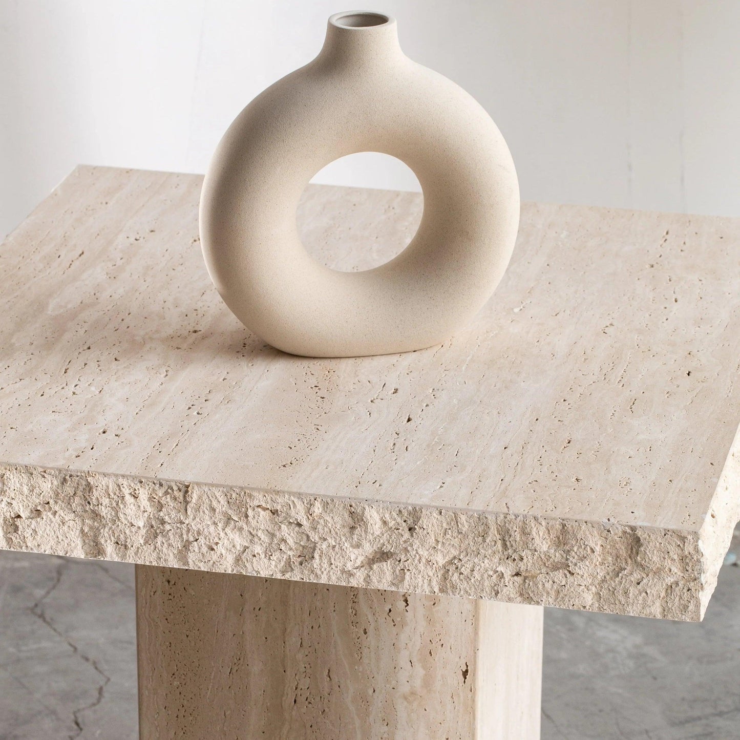 Élégance Carrée: Table en Travertin-Atelier Travertin