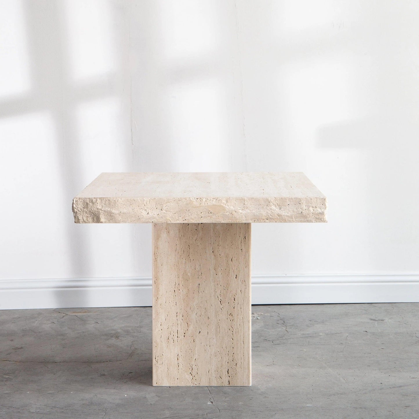 Élégance Carrée: Table en Travertin-Atelier Travertin