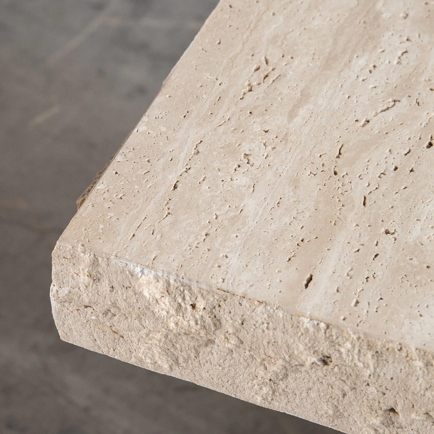 Élégance Carrée: Table en Travertin-Atelier Travertin