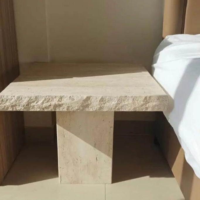 Élégance Carrée: Table en Travertin-Atelier Travertin