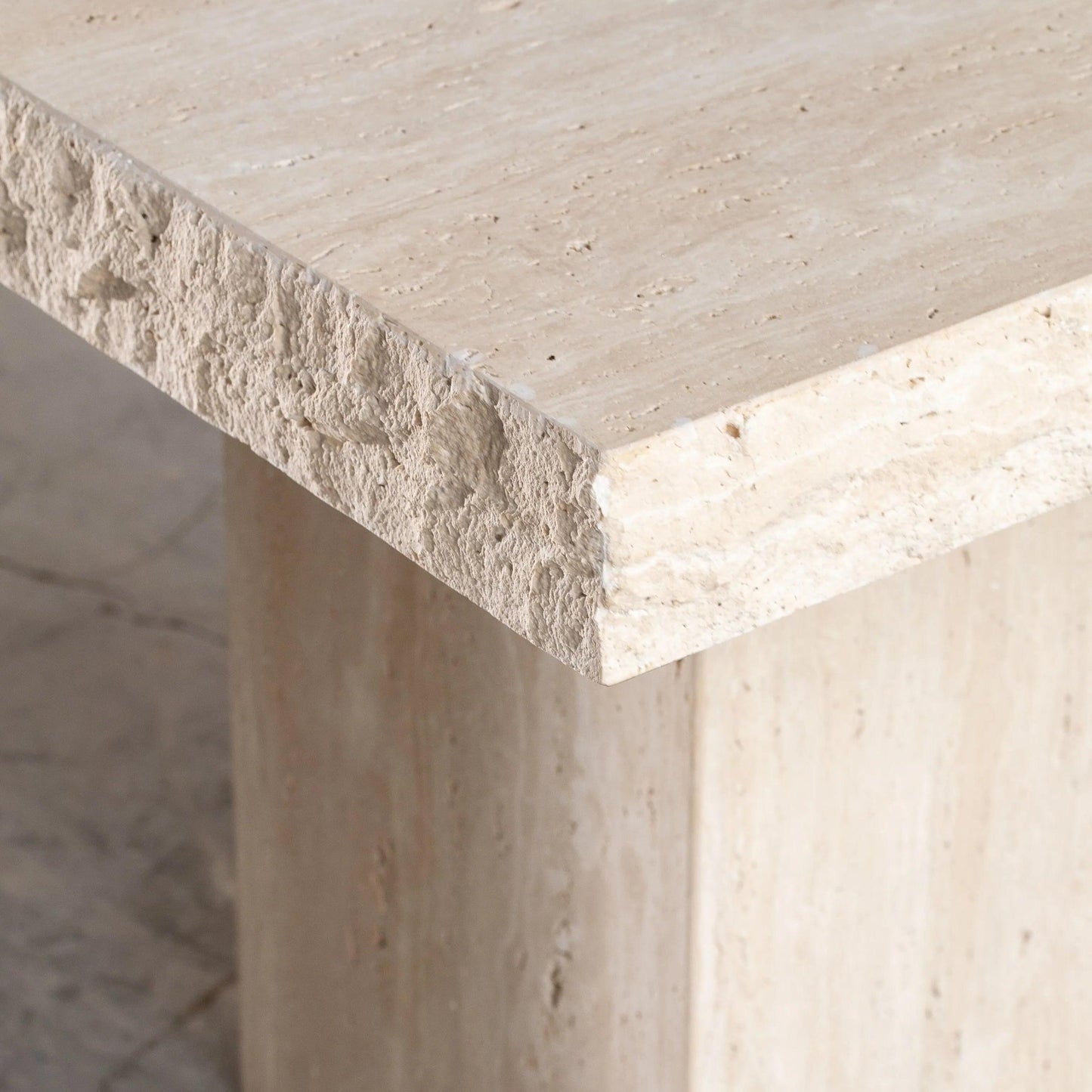 Élégance Carrée: Table en Travertin-Atelier Travertin