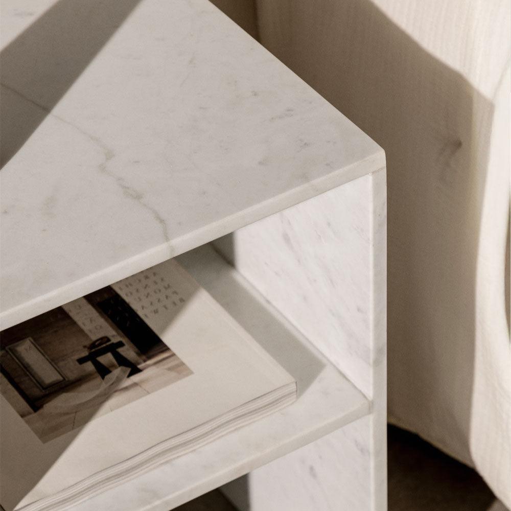 Élégance Carrée : Tables en Marbre Blanc-Atelier Travertin
