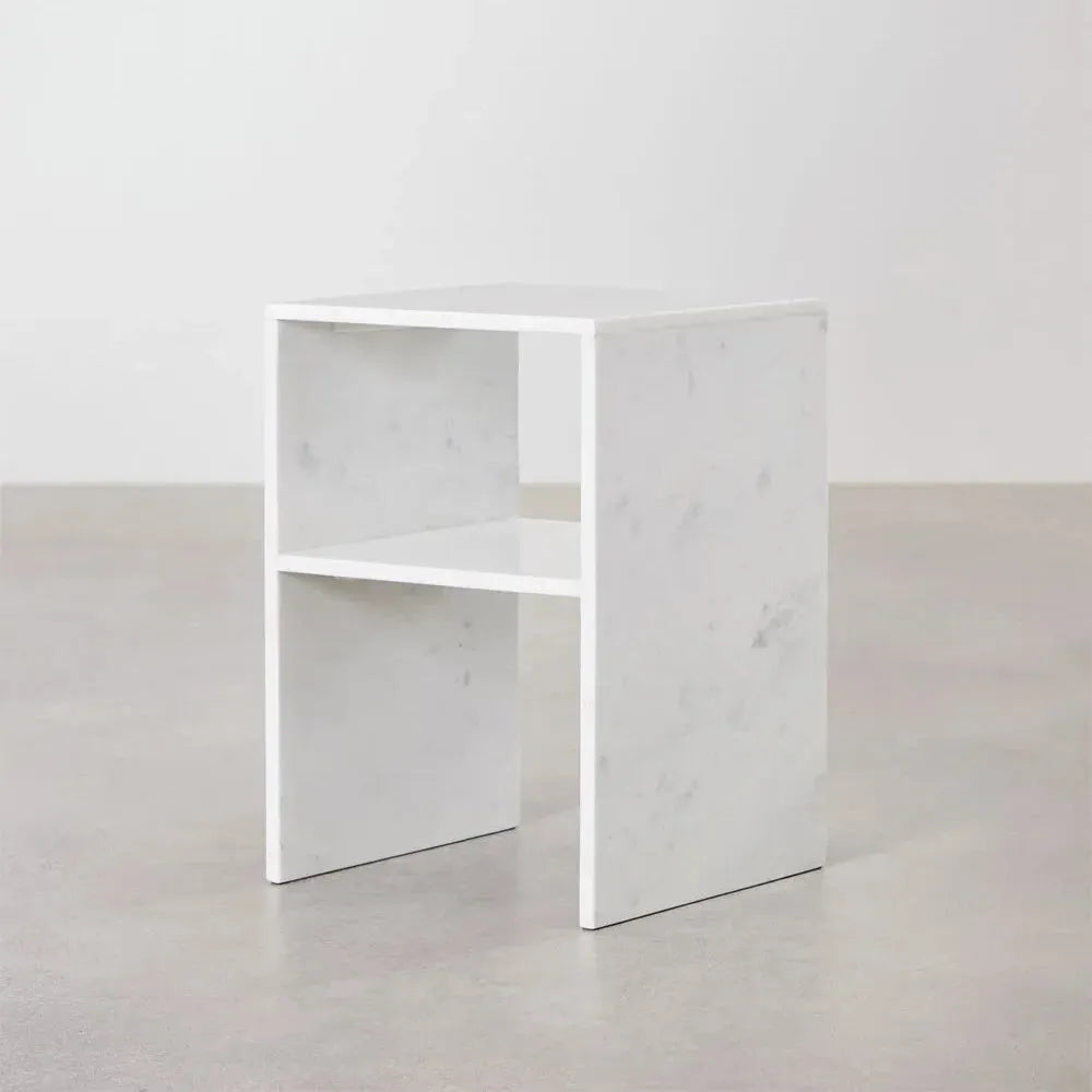 Élégance Carrée : Tables en Marbre Blanc-Atelier Travertin