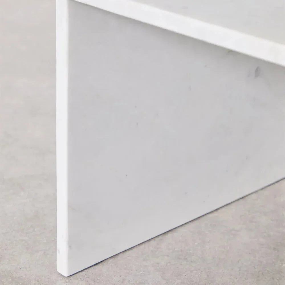 Élégance Carrée : Tables en Marbre Blanc-Atelier Travertin