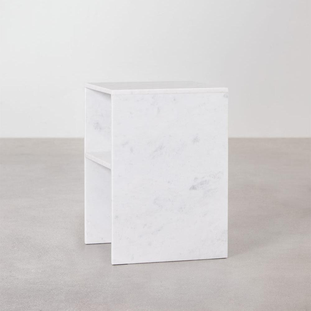 Élégance Carrée : Tables en Marbre Blanc-Atelier Travertin