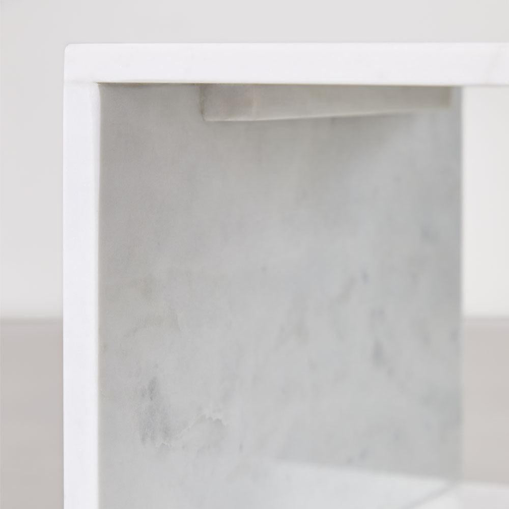 Élégance Carrée : Tables en Marbre Blanc-Atelier Travertin