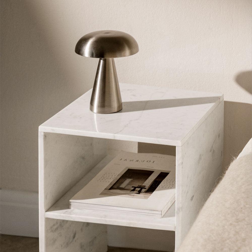 Élégance Carrée : Tables en Marbre Blanc-Atelier Travertin