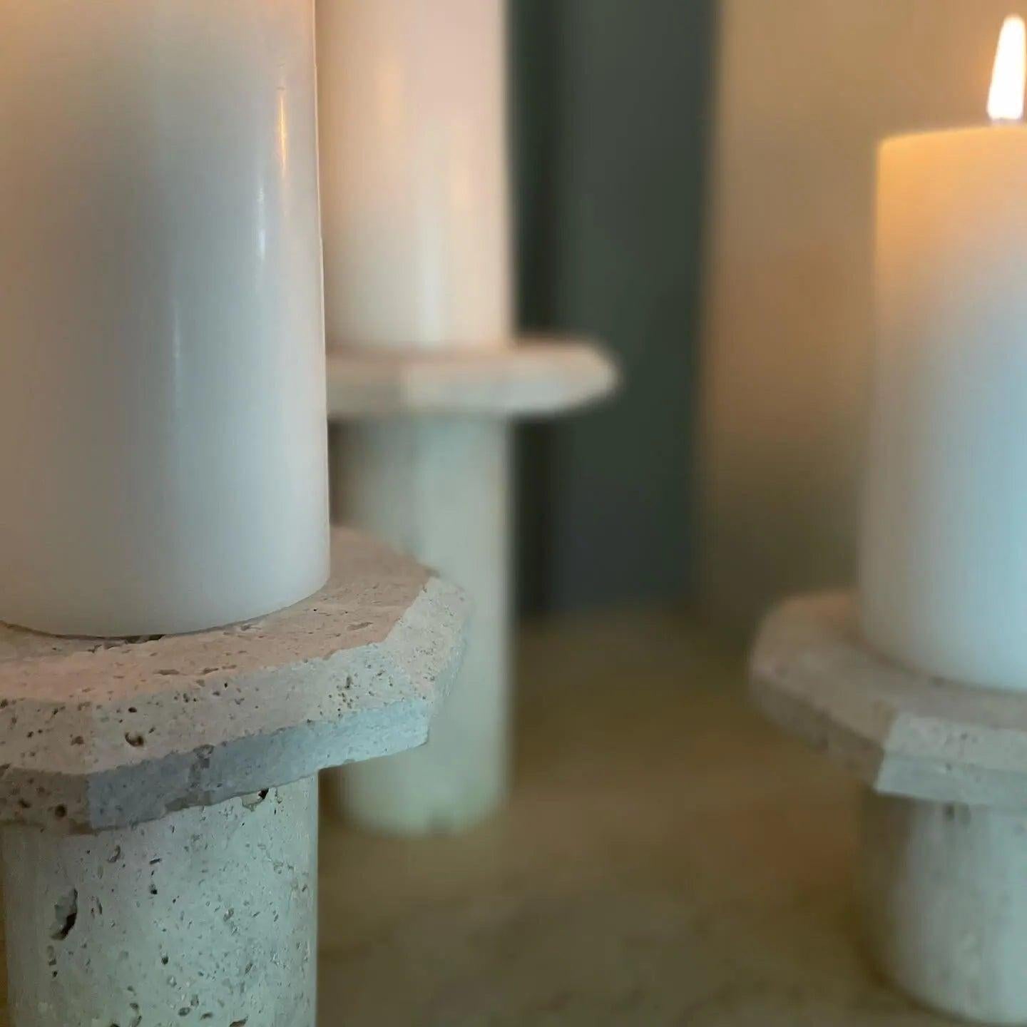 Élégance Travertin : Trio de Bougeoirs Haut de Gamme-Atelier Travertin