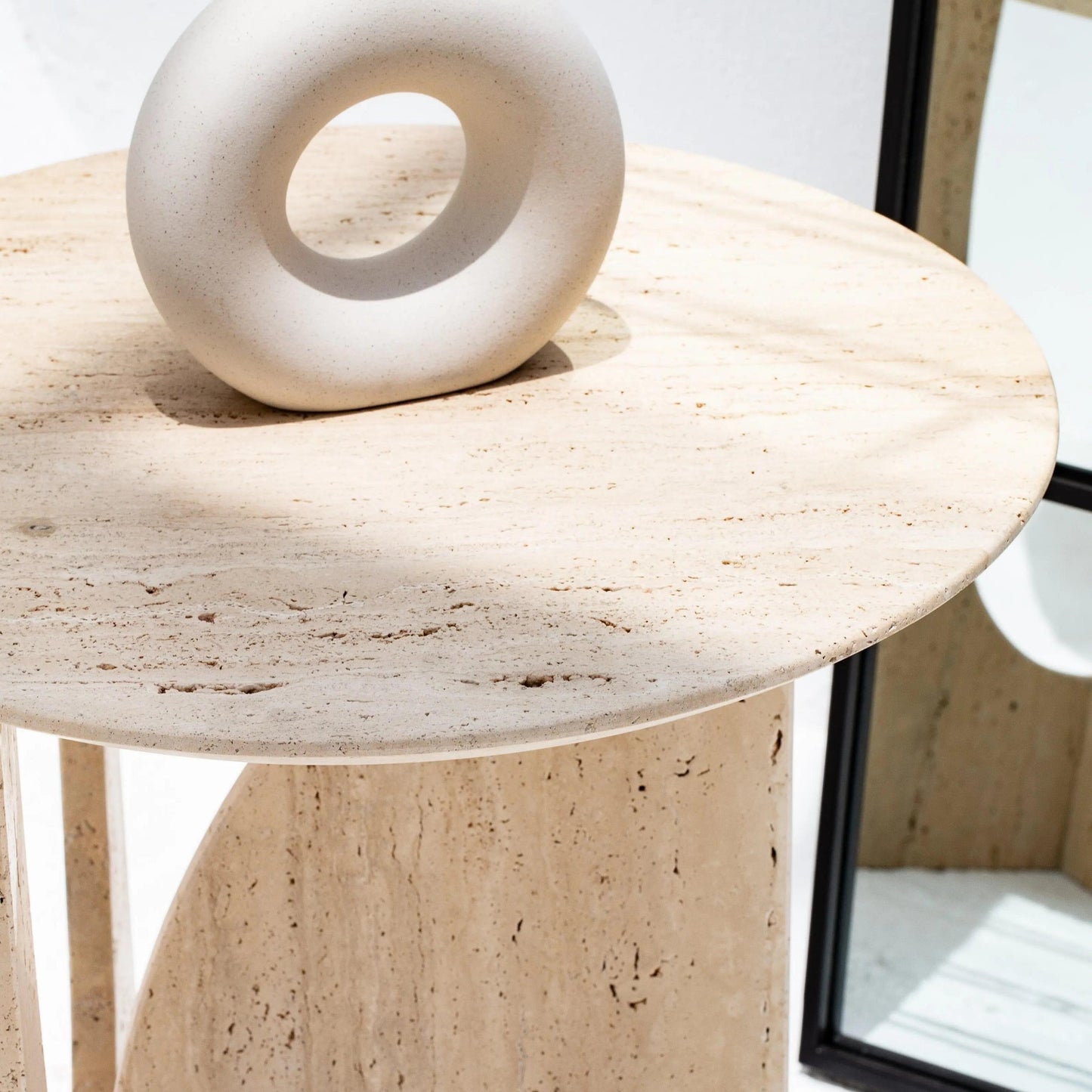 Élégante Table Ronde en Travertin-Atelier Travertin