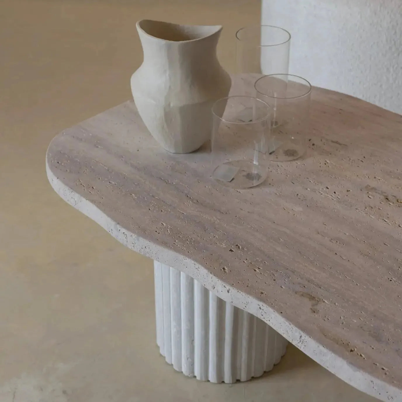 Table Basse Luxe & Design aux Courbes Organiques-Atelier Travertin