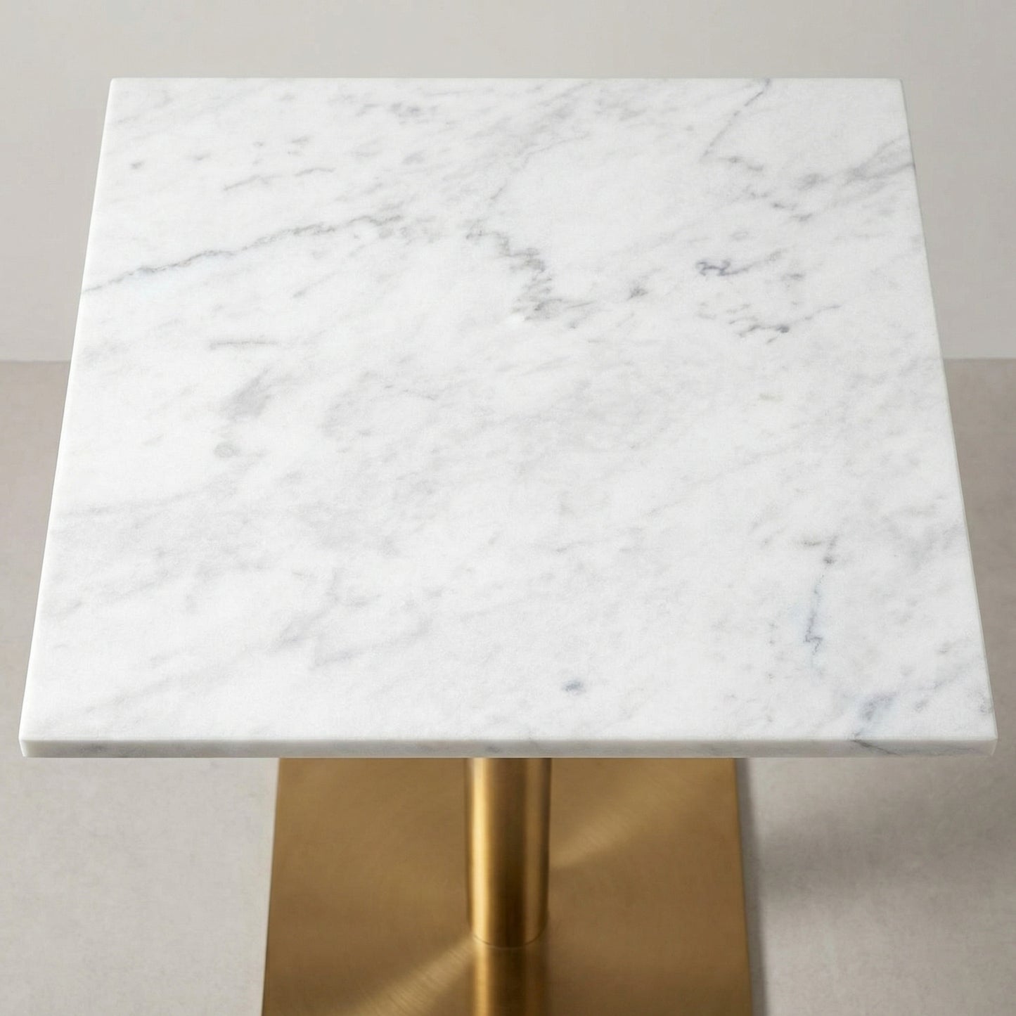 Table bistrot carrée en marbre blanc 60×60 cm avec piètement doré – De Luca