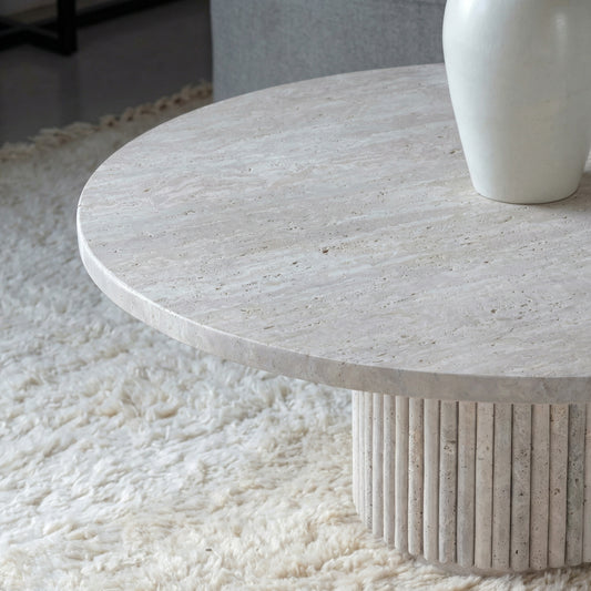 Table Basse Ronde en Travertin Nesso – Piétement strié raffiné