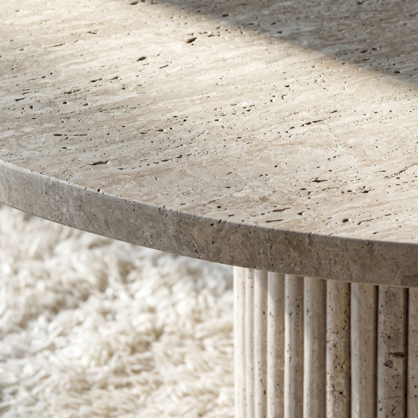 Table Basse Ronde en Travertin Nesso – Piétement strié raffiné