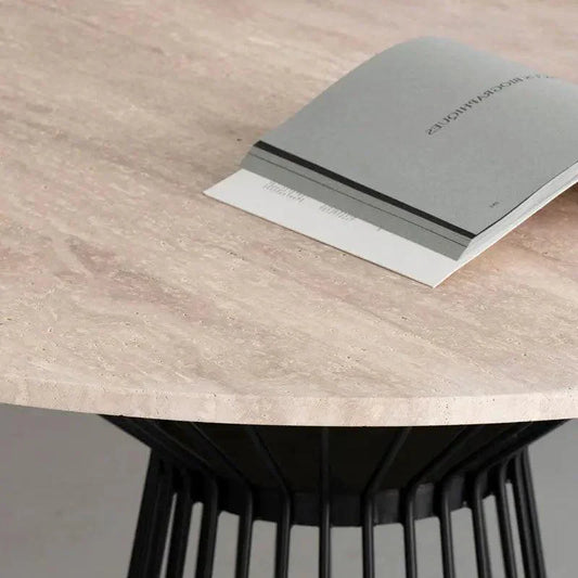 Résistance d’une table en pierre naturelle : chocs, chaleur, rayures, humidité