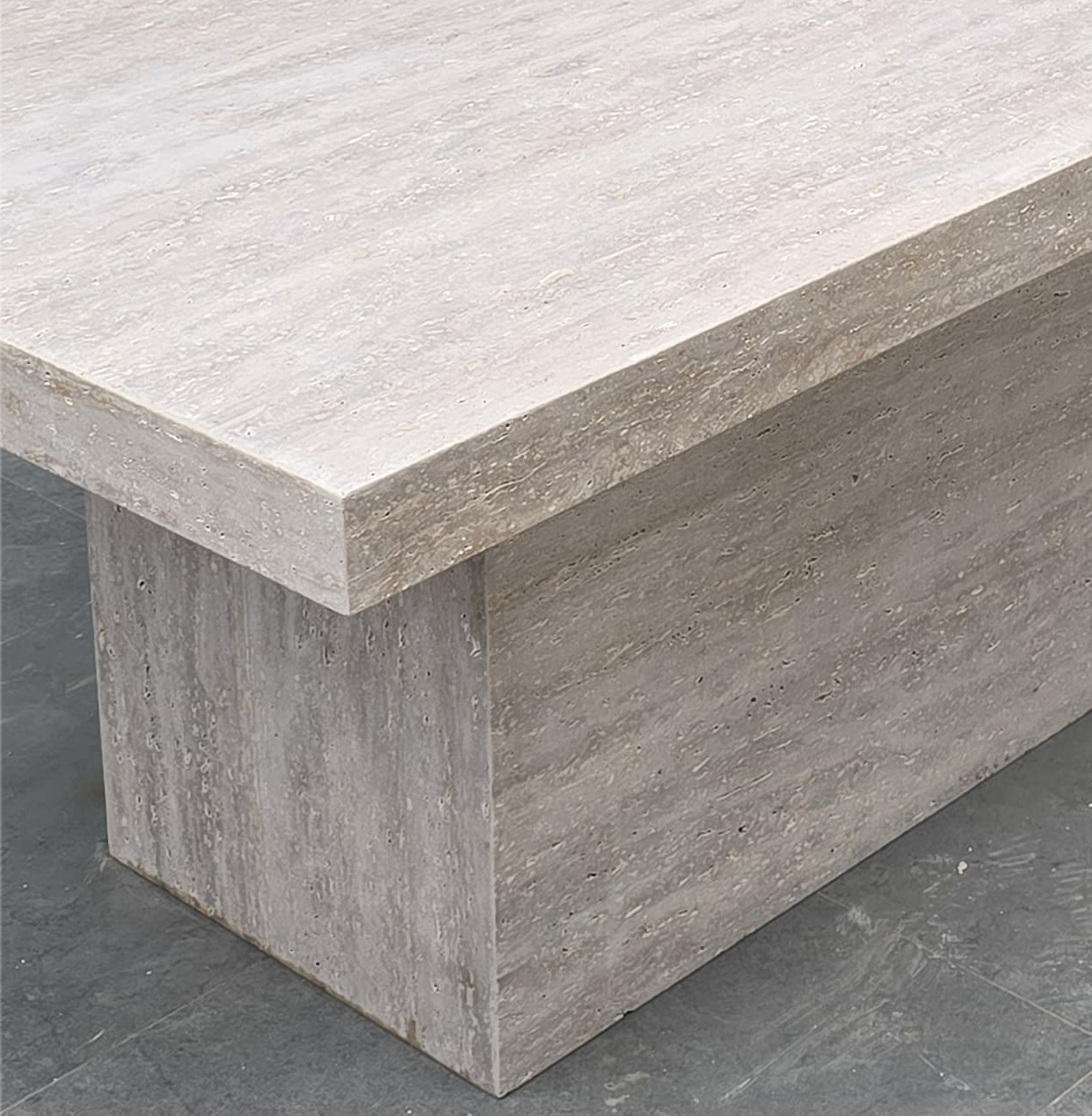 Table à manger rectangulaire Emporio en Travertin – Élégance et puissance contemporaine