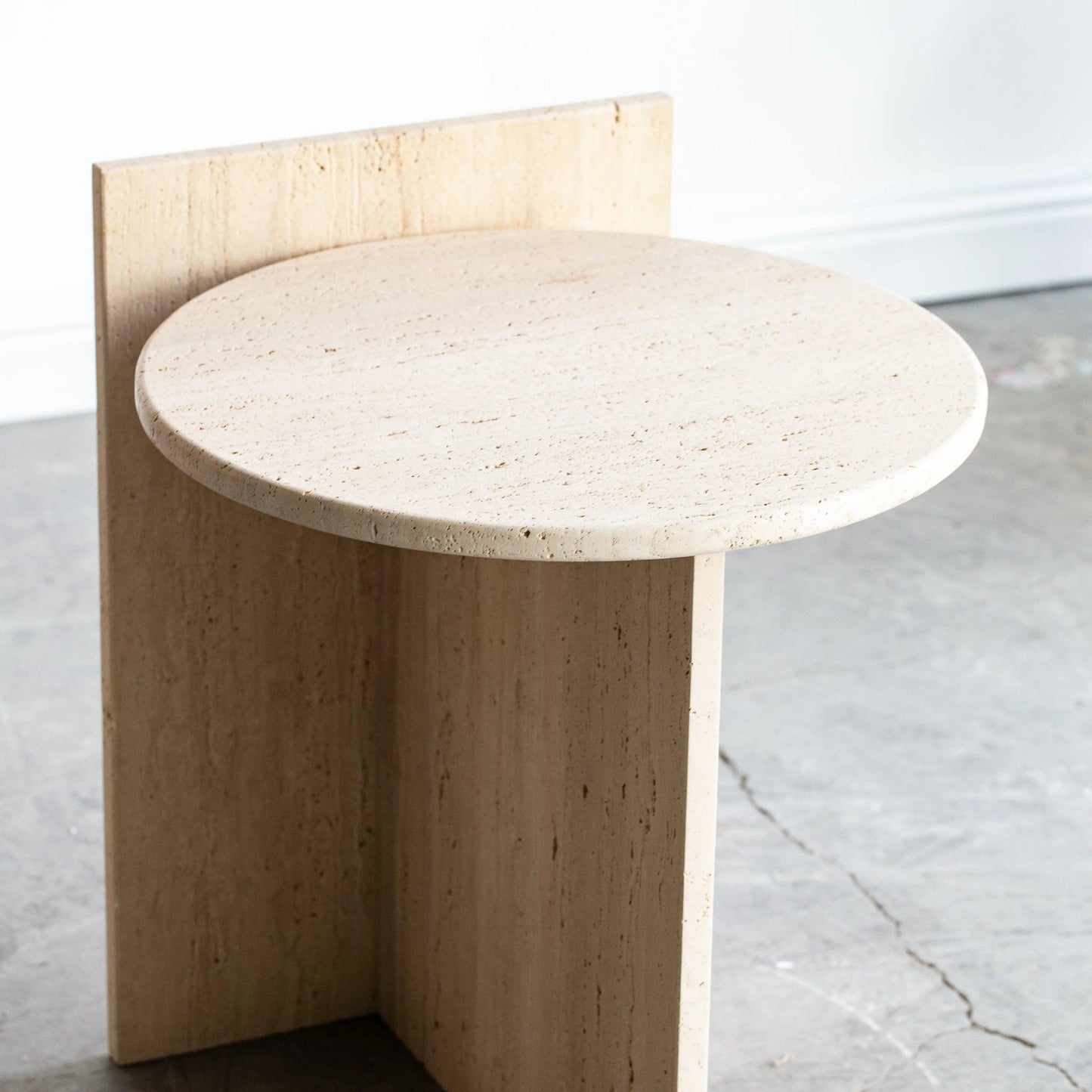 Élégance naturelle: Table ronde en travertin-Atelier Travertin