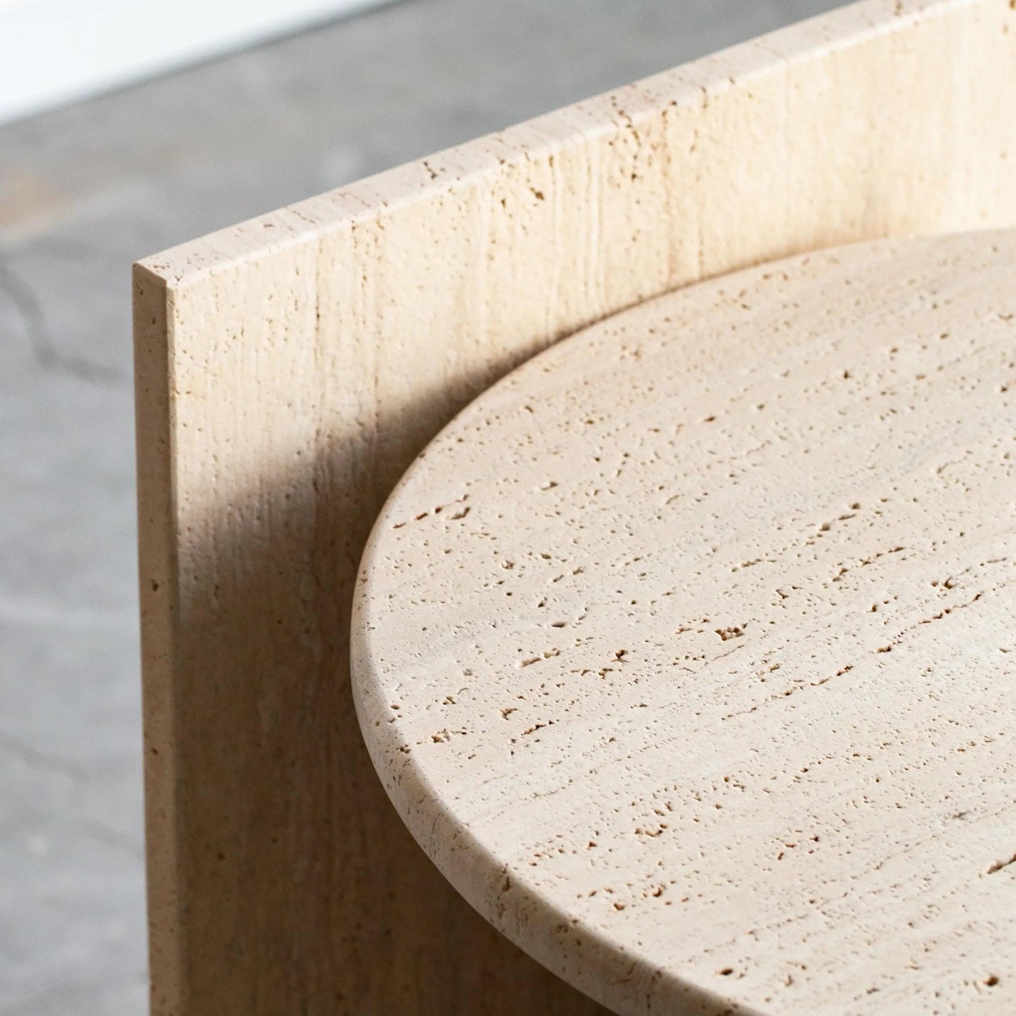 Élégance naturelle: Table ronde en travertin-Atelier Travertin