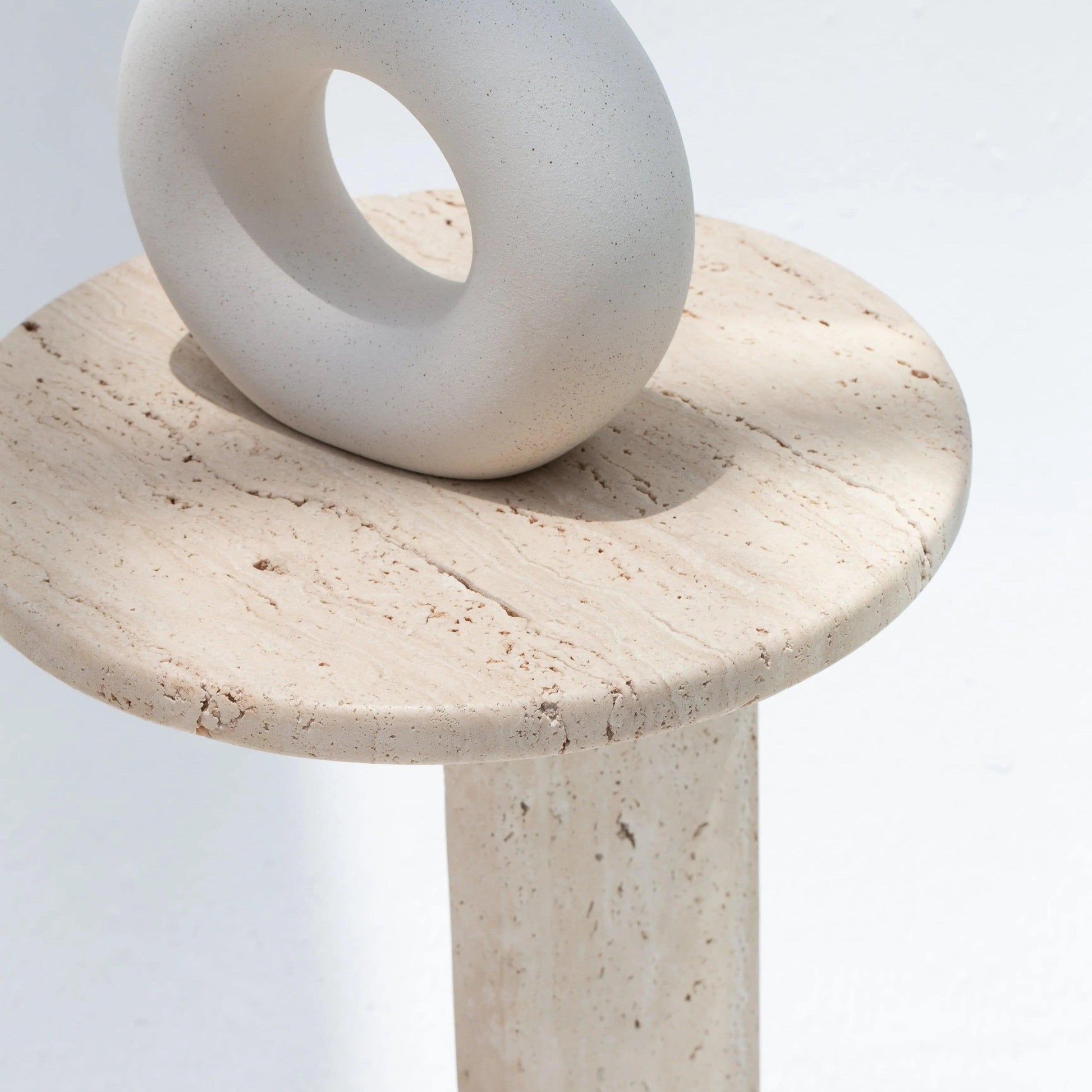Élégance naturelle : Table travertin ronde-Atelier Travertin