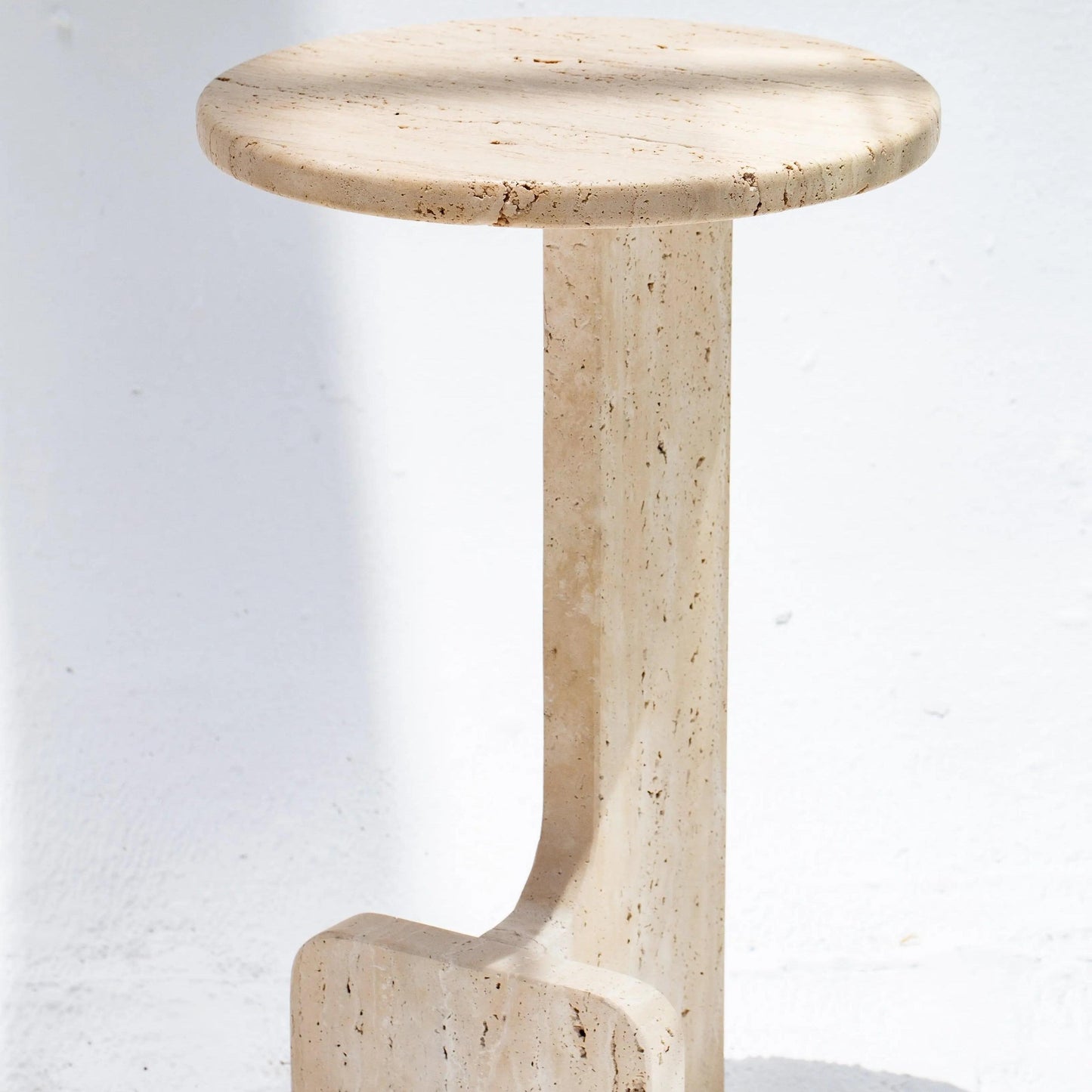 Élégance naturelle : Table travertin ronde-Atelier Travertin