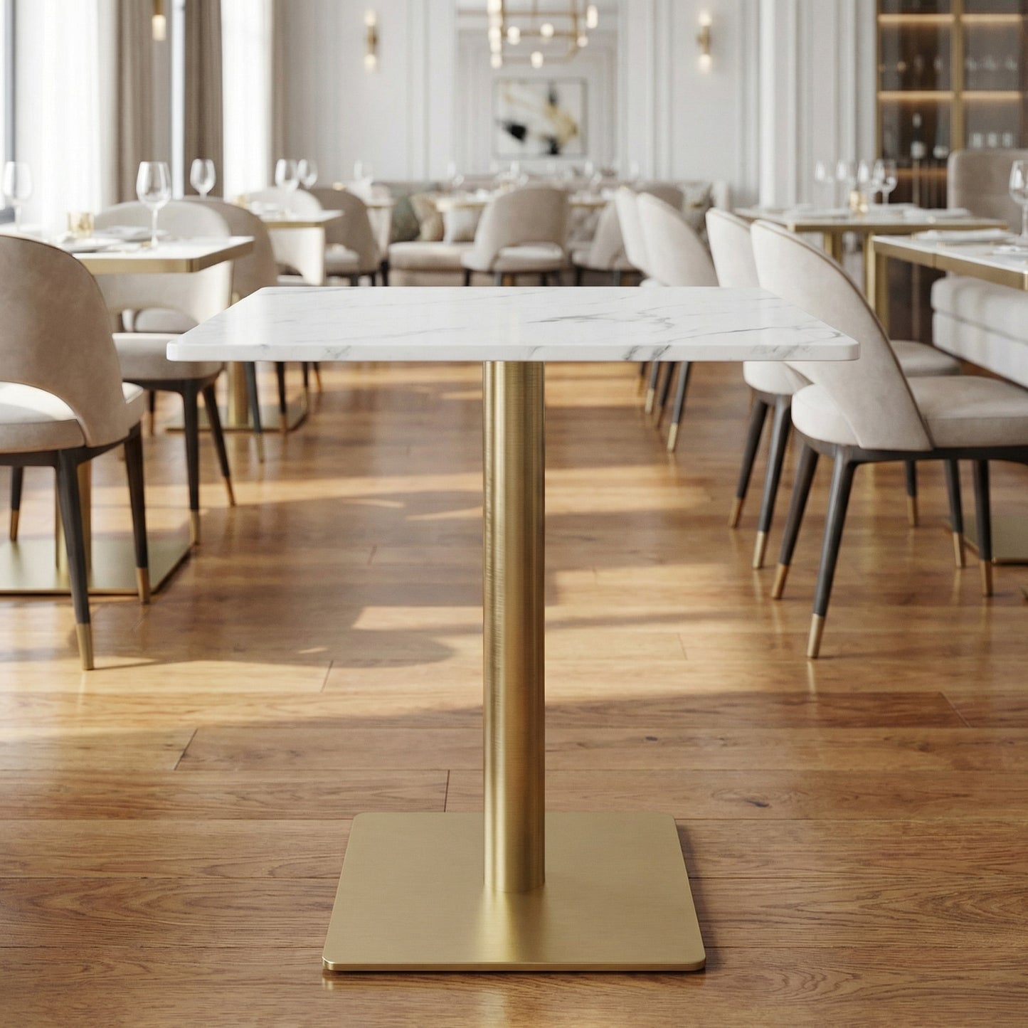 Table bistrot carrée en marbre blanc 60×60 cm avec piètement doré – De Luca