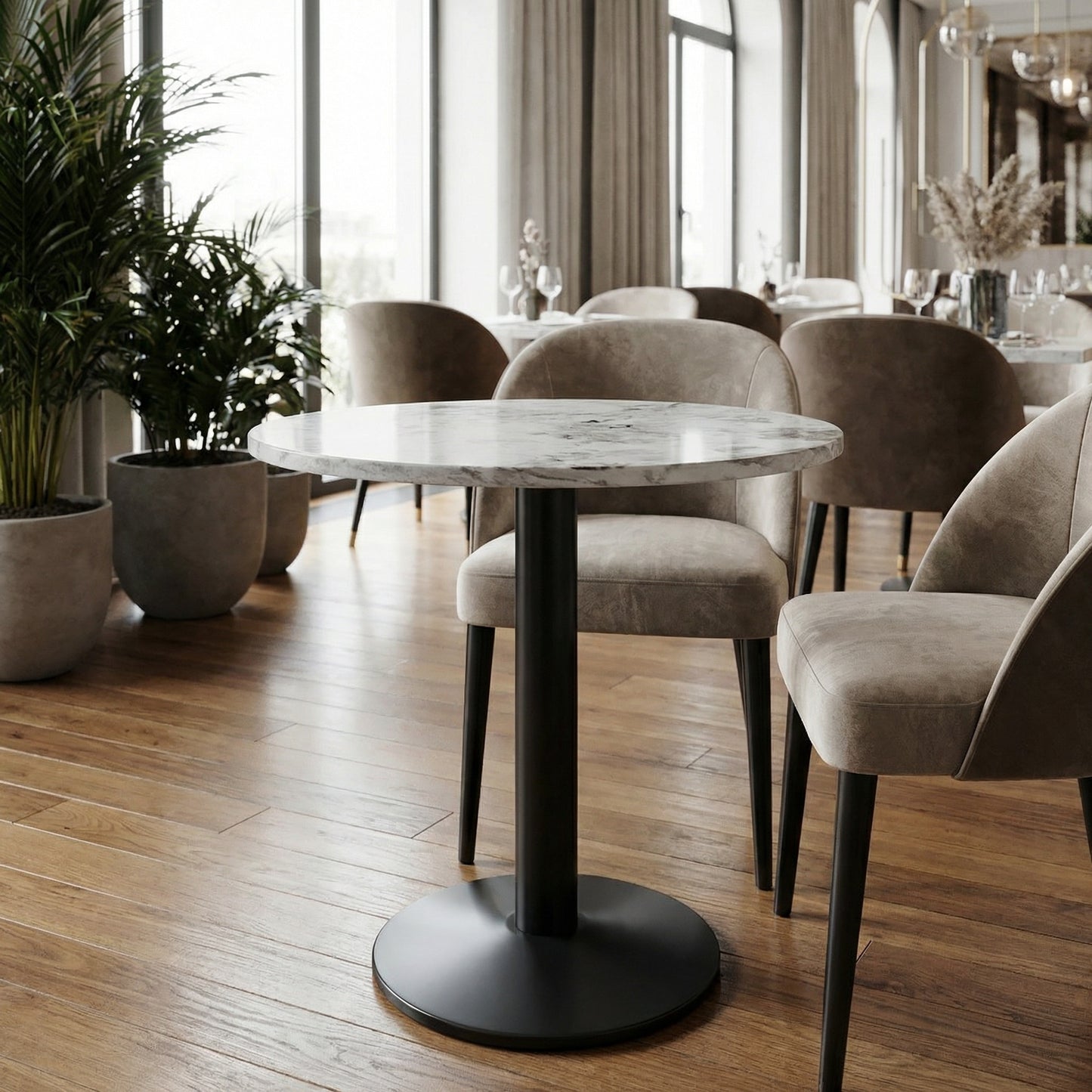 Table bistrot ronde en marbre gris clair veiné Ø60 cm avec piètement noir – Luciano