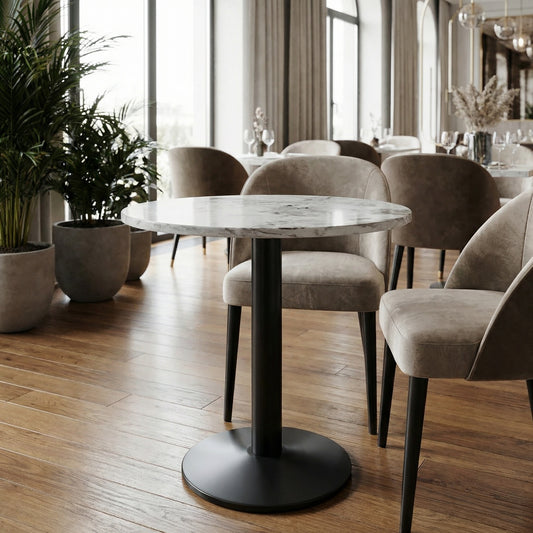 Table bistrot ronde en marbre gris clair veiné Ø60 cm avec piètement noir – Luciano