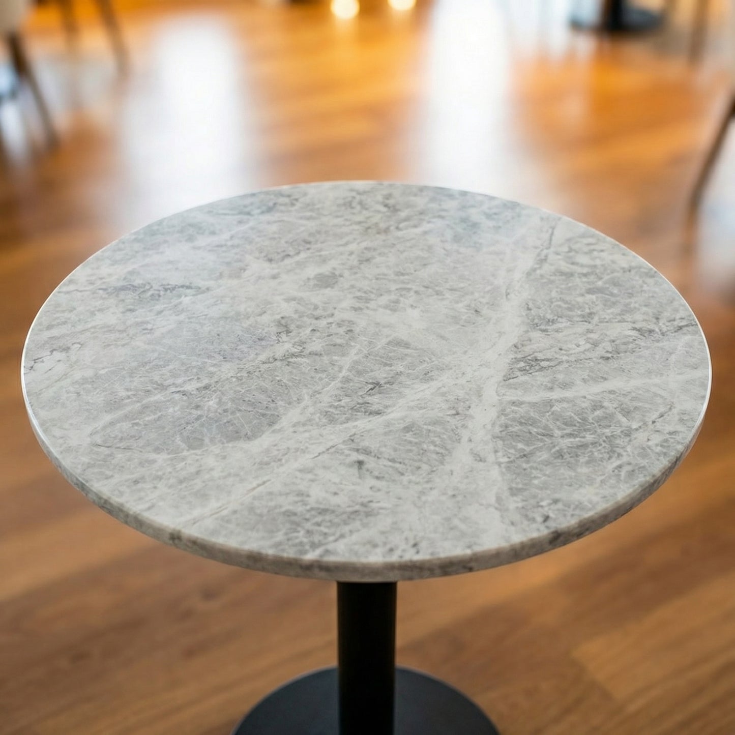 Table bistrot ronde en marbre gris clair veiné Ø60 cm avec piètement noir – Luciano