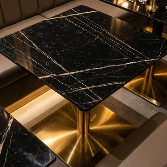 Table bistrot carrée en marbre noir 60×60 cm avec piètement doré – De Luca
