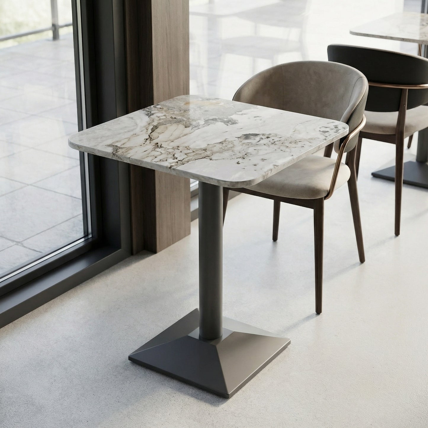 Table bistrot carrée en marbre gris veiné clair 60×60 cm avec piètement noir – De Luca