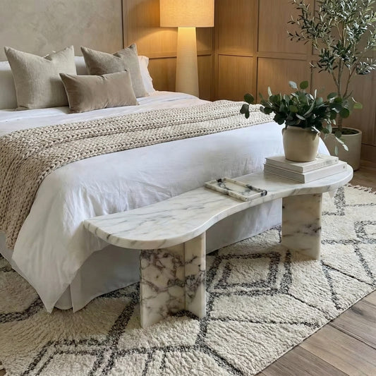 Banc décoratif en marbre Calacatta aux lignes organiques – Lira