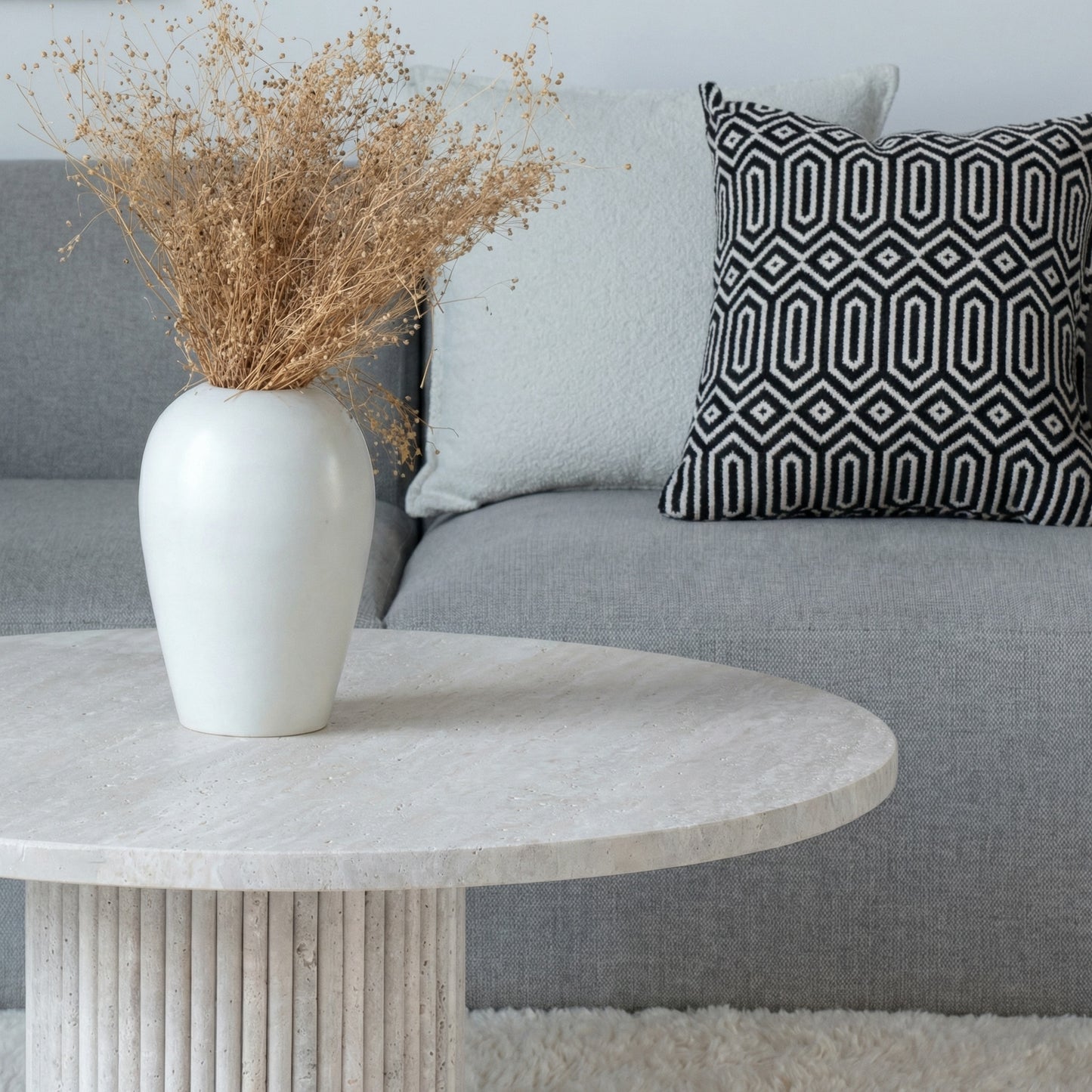 Table Basse Ronde en Travertin Nesso – Piétement strié raffiné