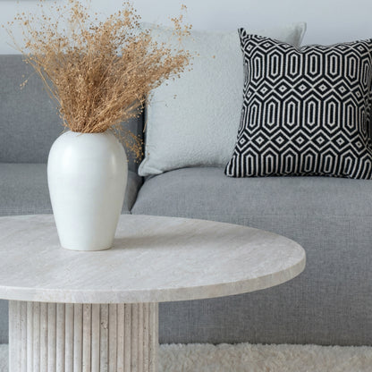 Table Basse Ronde en Travertin Nesso – Piétement strié raffiné