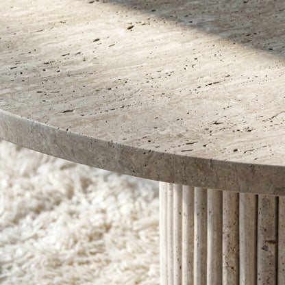 Table Basse Ronde en Travertin Nesso – Piétement strié raffiné